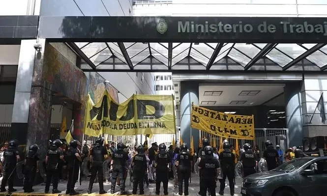 La protesta se realiza en la vereda del Ministerio de Trabajo.