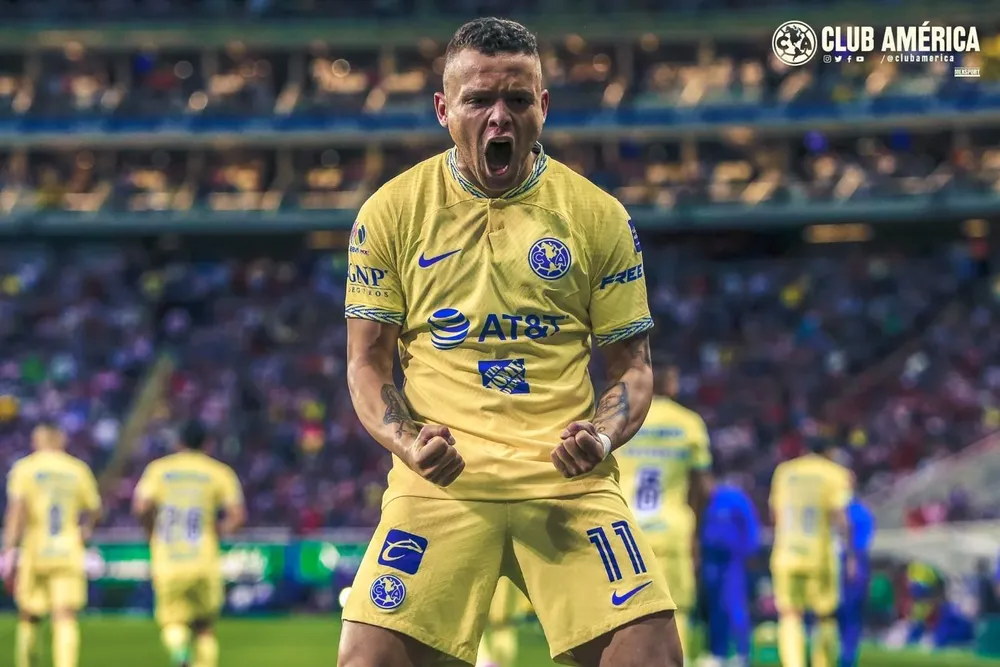 Jonathan Rodríguez celebra uno de sus dos goles para América de México en el clásico ante Chivas y antes de viajar con la selección uruguaya