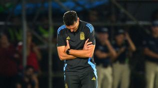 Lionel Scaloni en el partido Paraguay vs Argentina