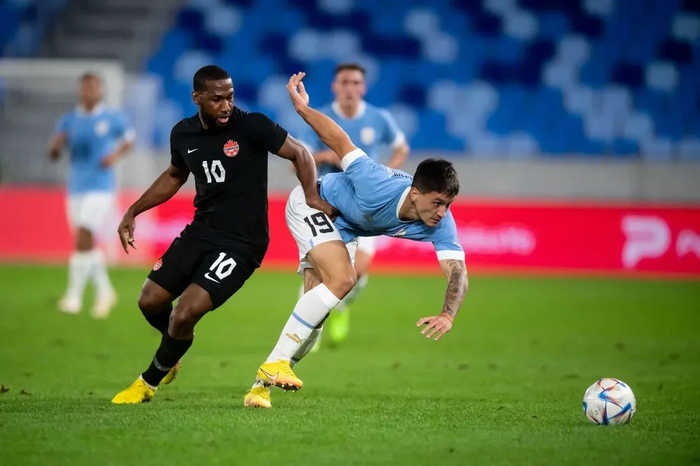 Martín Satriano, décimo debutante con Alonso