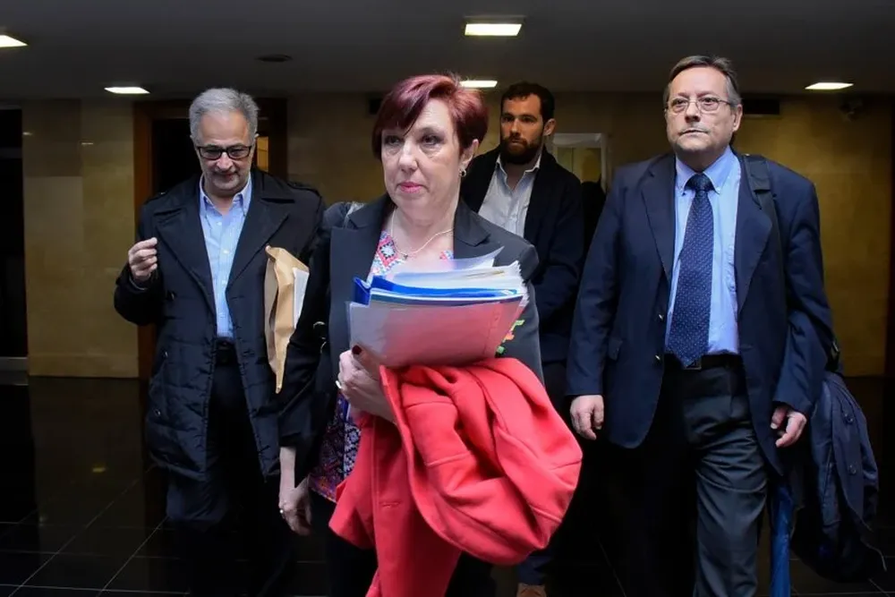 La presidenta de ASSE, Susana Muñiz, y el vicepresidente del organismo, Mauricio Ardus, entran junto a sus asesores al Parlamento