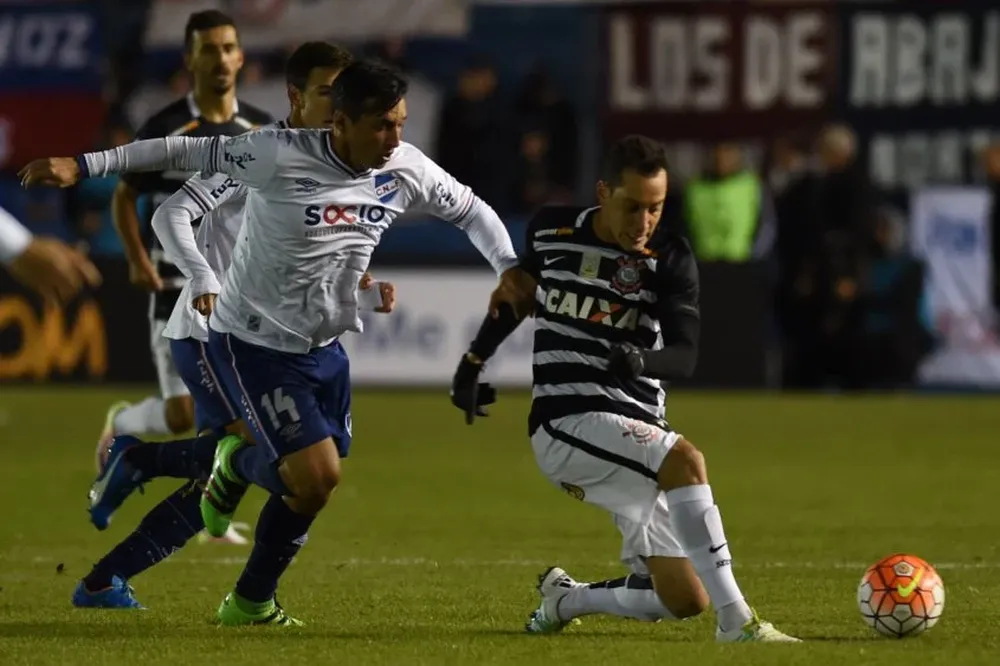 Gonzalo Porras marcando a Rodriguinho