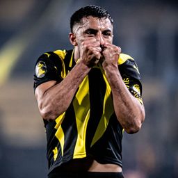 Maximiliano Olivera festeja su golazo para Peñarol ante Defensor Sporting por el Torneo Intermedio Maximiliano Olivera festeja su golazo para Peñarol ante Defensor Sporting por el Torneo Intermedio
