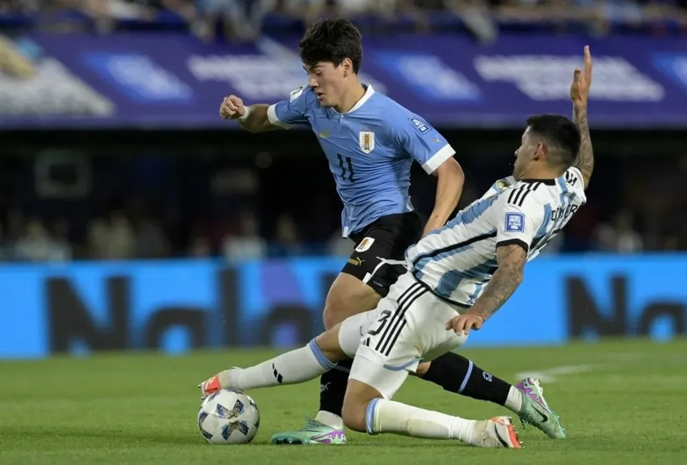 Facundo Pellistri en el partido contra Argentina en La Bombonera