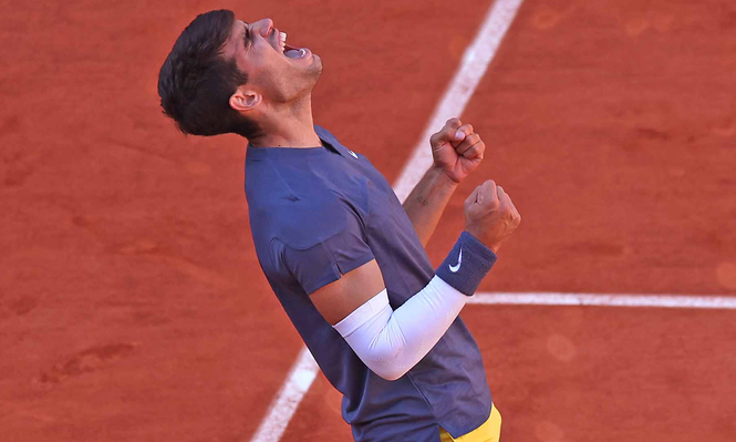 El tenista murciano, Carlos Alcaraz, festeha su rotundo triunfo en Roma.