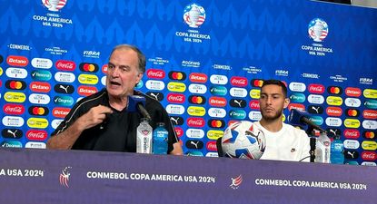 Marcelo Bielsa y Sebastián Cáceres en la conferencia de prensa de la selección de Uruguay en la Copa América 2024