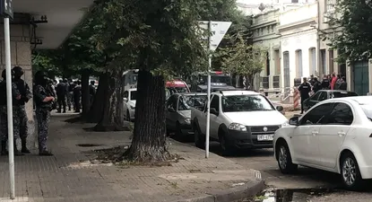 se atrinchero, hirio a dos policias y fue detenido: asi fue el minuto a minuto