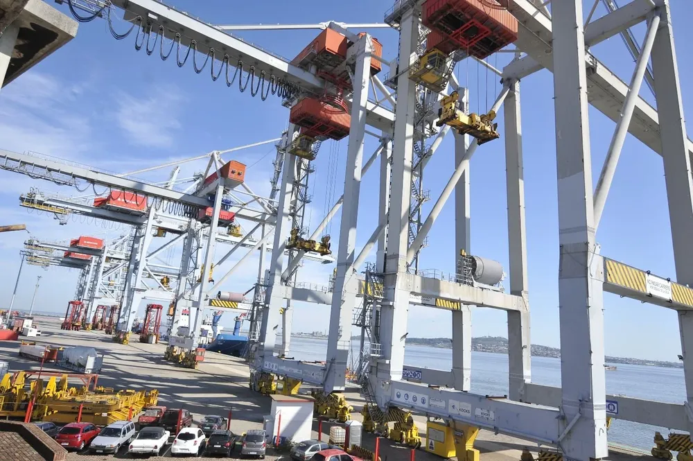 Grúas Pórtico de la empresa Katoen Natie en el puerto de Montevideo