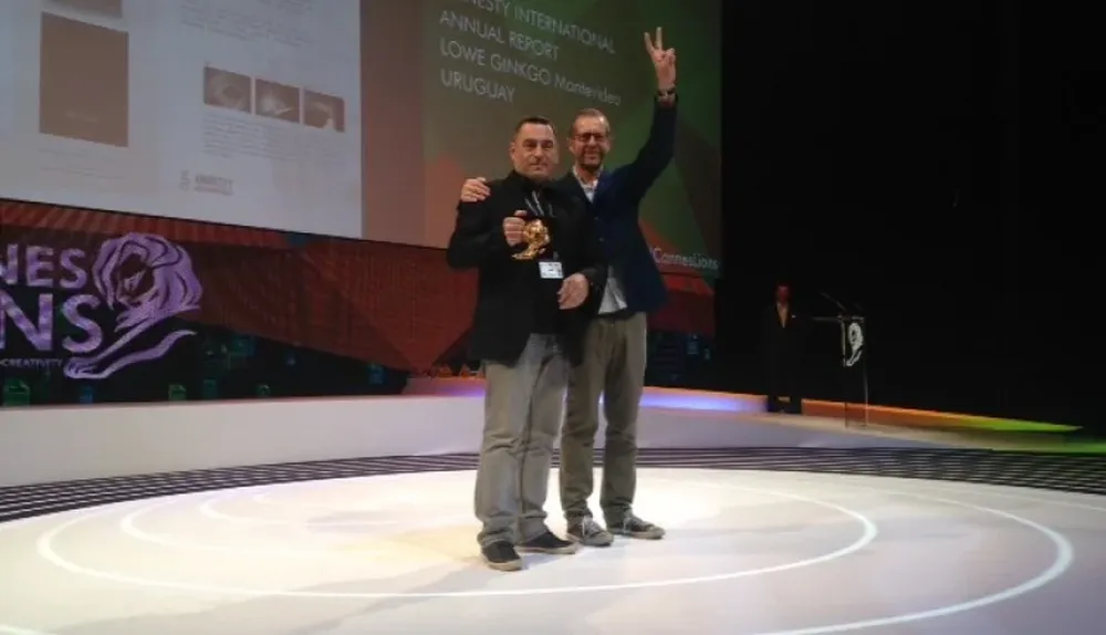 Gabriel Román recibe el oro para Lowe Ginkgo