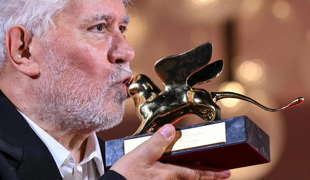 Pedro Almodóvar, galardonado en el Festival de Venecia.
