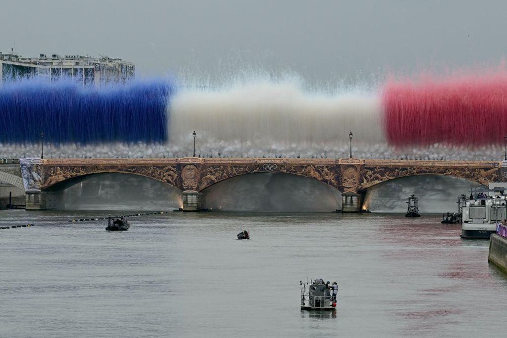 La inauguración tuvo momentos espectaculares como este efecto con la bandera francesa en el puente de Austerlitz, sobre el río Sena de París.