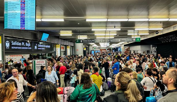 Cientos de personas en medio del caos desatado por el accidente ferroviario.
