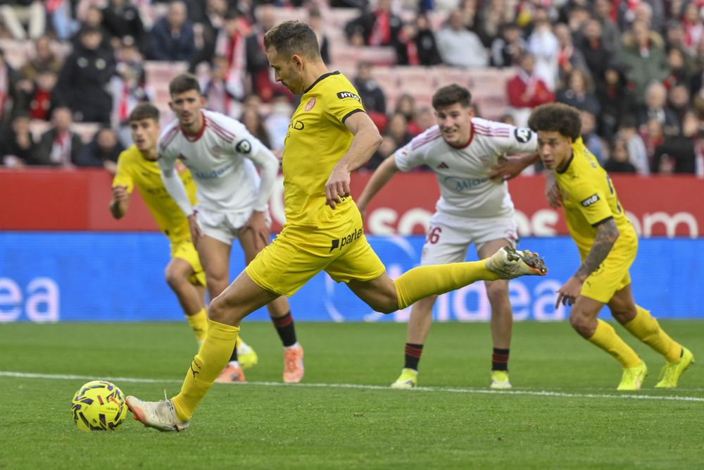 Cristhian Stuani del Girona lanza el penal durante el partido de la jornada 23 de Liga que el Sevilla y el Girona disputan este domingo en el estadio Ramón Sánchez Pizjuán de Sevilla.&nbsp;