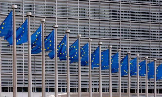 Banderas de la UE frente a la sede de la Comisión Europea.