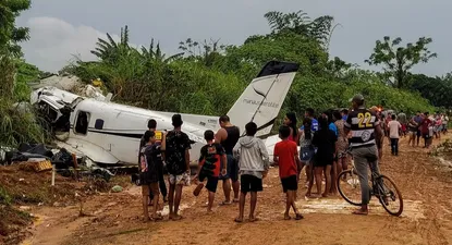 Los restos del avión Embraer EMB-110 que se estrelló al aterrizar en el aeródromo de la ciudad amazónica de Barcelos