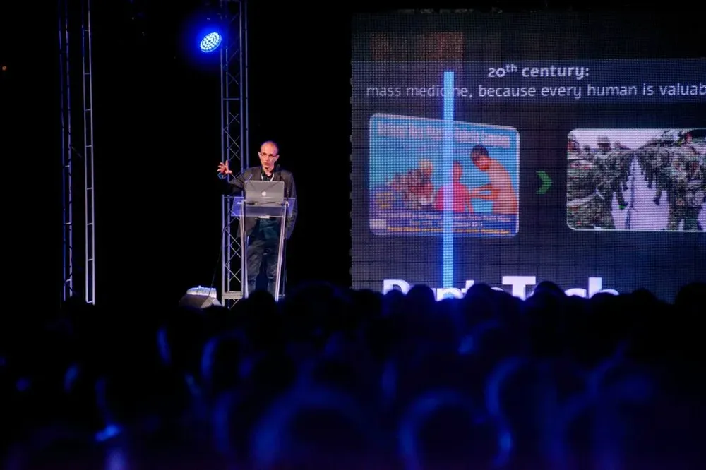 Yuval Harari durante su exposición en Punta Tech MeetUp