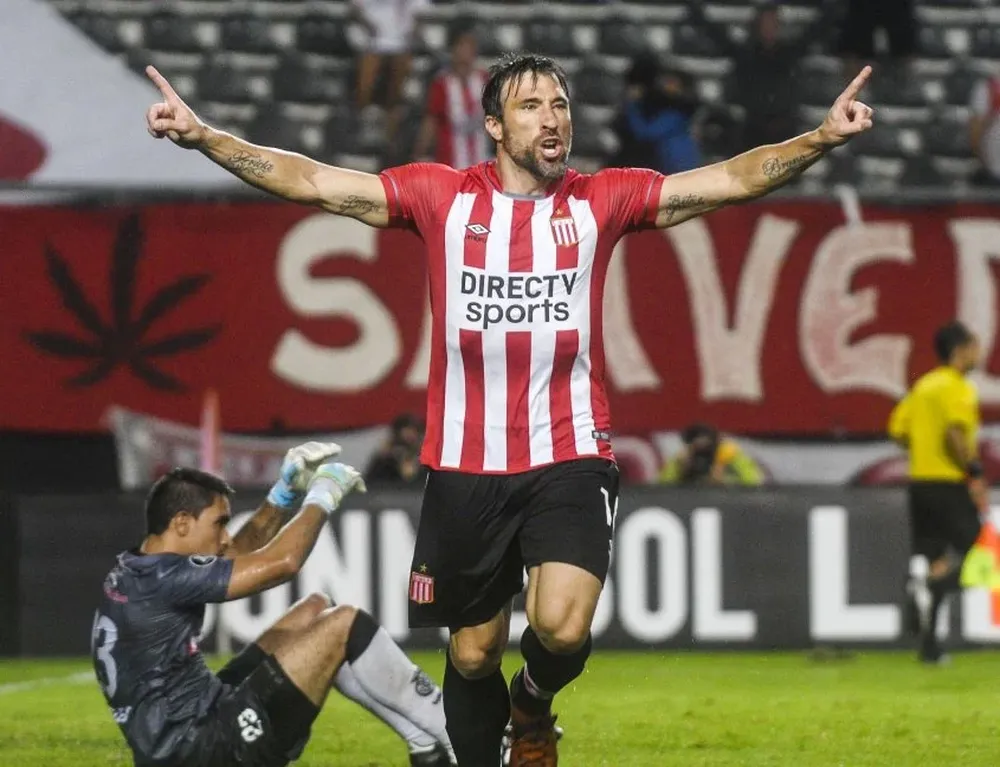 Mariano Pavone, autor de dos goles