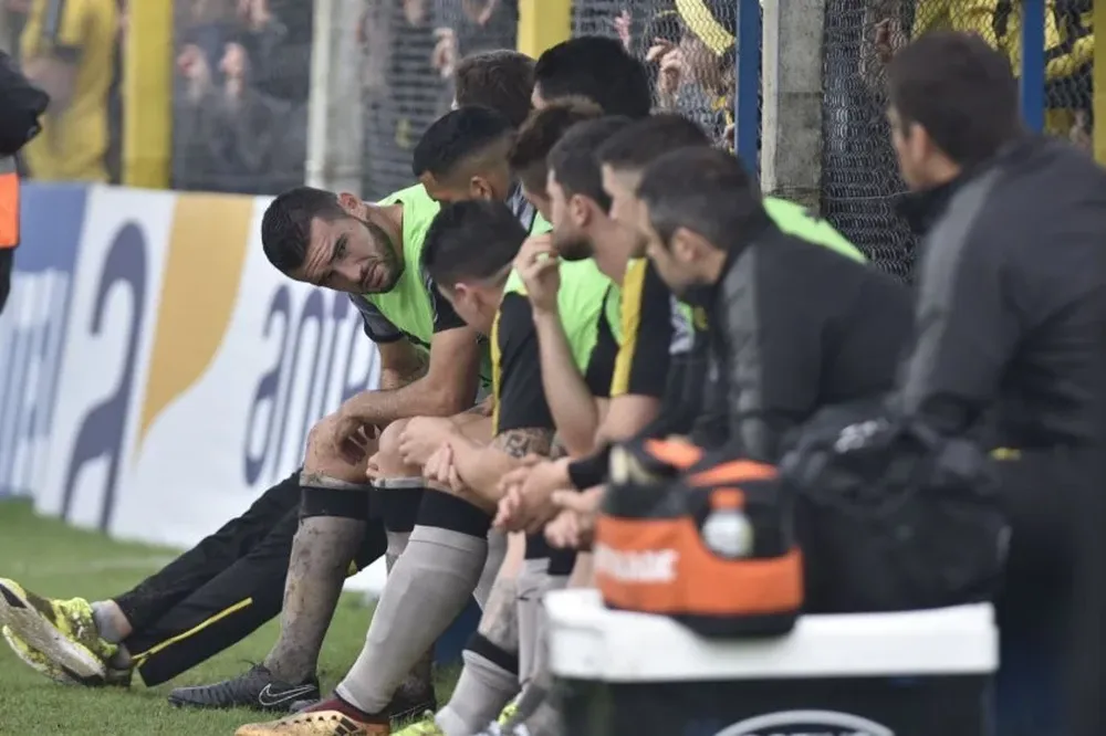 Formiliano en el banco tras sentirse y pedir el cambio