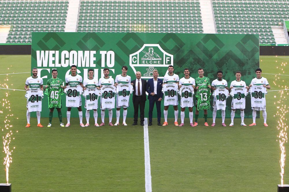 Álvaro Rodríguez, con la 20, en la presentación de los fichajes de Elche