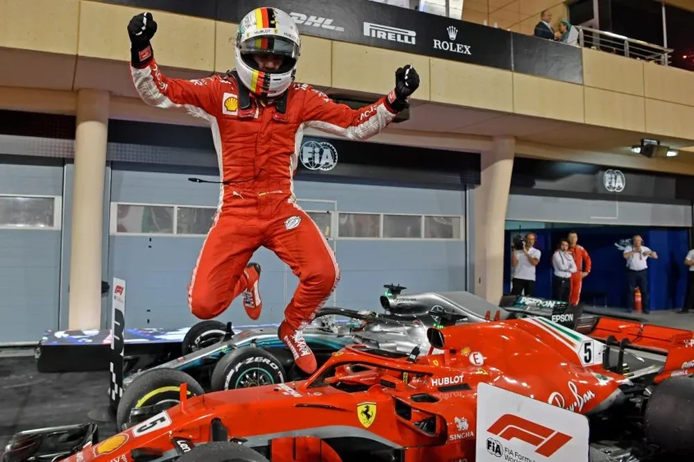 El festejo de Vettel tras ganar en Baréin y liderar el Mundial de Fórmula 1