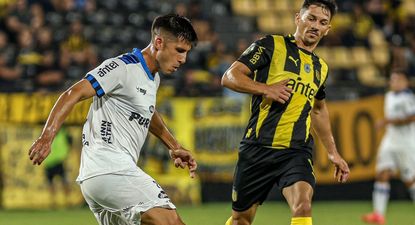 Maximiliano Silvera de Peñarol ante Liverpool por el Torneo Apertura