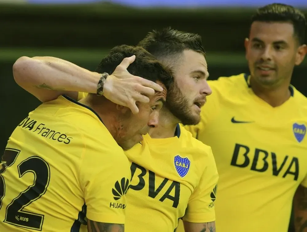 Naithan Nandez y Carlos Tévez