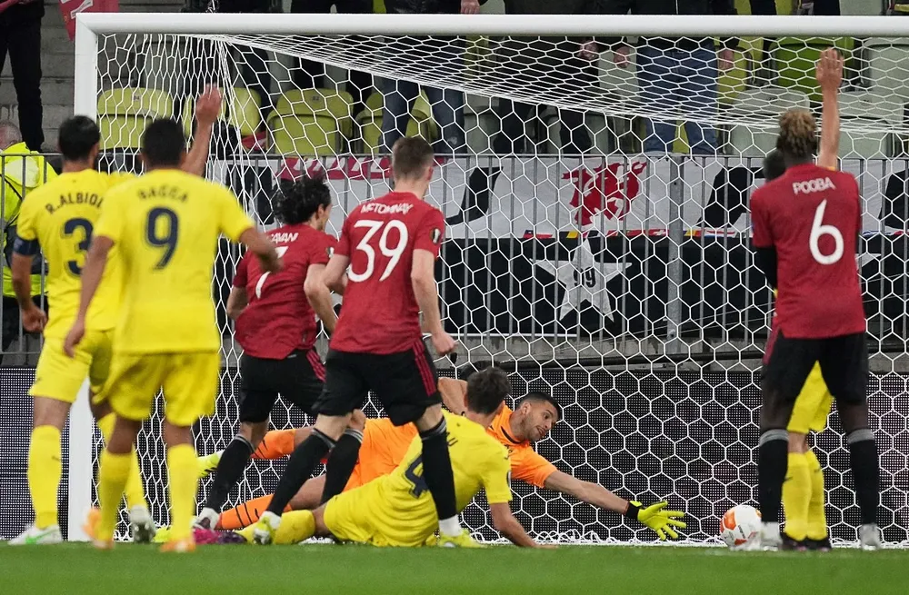 Edinson Cavani anota ante el argentino Gerónimo Rulli el 1-1