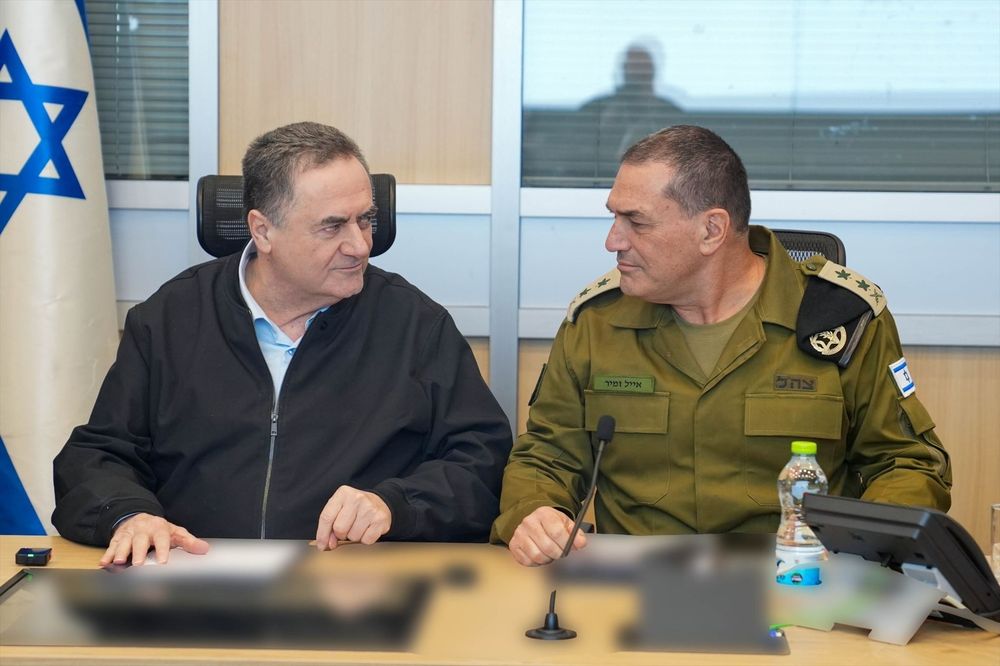 El ministro de Defensa de Israel, Israel Katz (izquierda), junto al jefe del Ej&eacute;rcito israel&iacute;, Eyal Zamir (derecha), durante una reuni&oacute;n en medio de la ofensiva lanzada junto a Estados Unidos contra Ir&aacute;n.