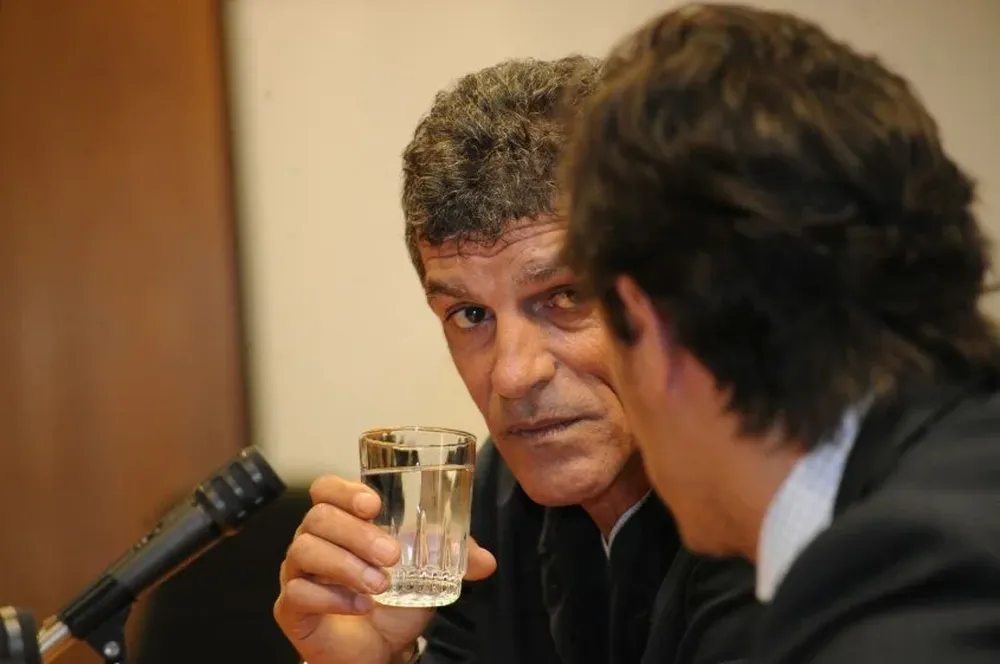 Enrique Saravia junto a su abogado