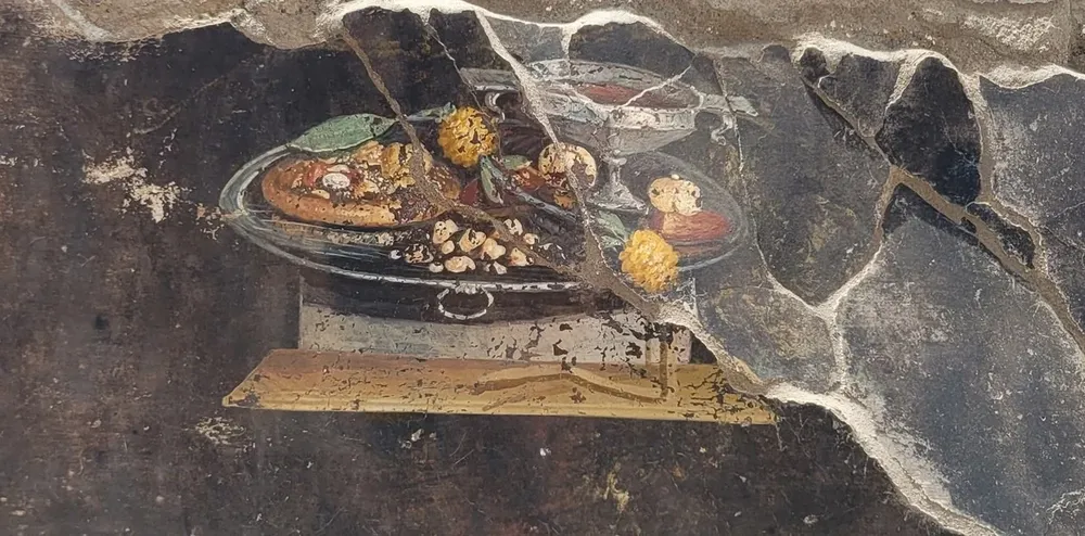El “fresco de la pizza”, hallado en Pompeya, parece evocar la actual comida universal.