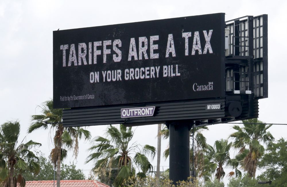 Los aranceles son un impuesto en la factura del supermercado, dice un cartel en Florida. El gobierno canadiense colocó vallas publicitarias antiaranceles en ciudades de EEUU en una campaña educativa. &nbsp;