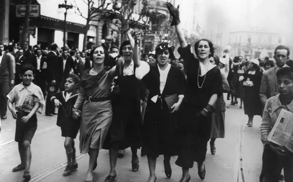 El concepto de activo lo ilustra esta foto, titulada Grupo de damas manifiesta su protesta ante el crimen incalificable perpetrado por la dictadura. Montevideo, 1933.