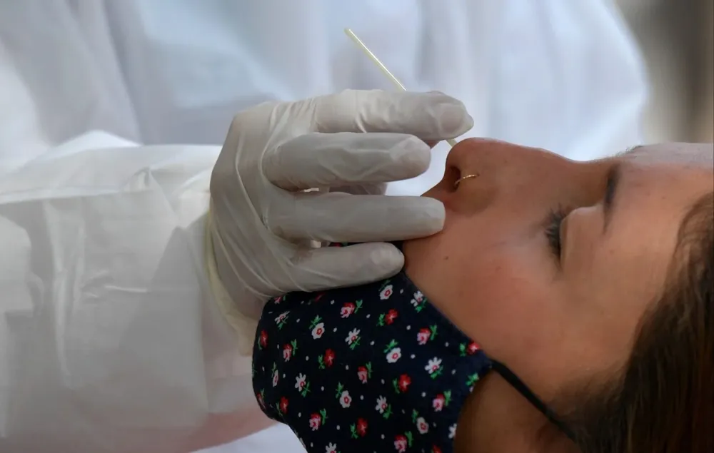 El hisopado se utiliza para detectar si una persona tiene coronavirus