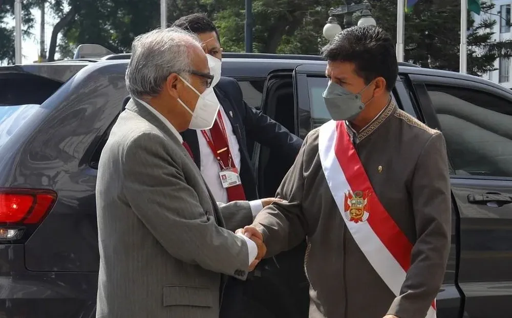 Foto de archivo. El presidente peruano Pedro Castillo (derecha) estrechando la mano del jefe de gabinete Aníbal Torres al llegar al Congreso peruano en Lima, el 28 de marzo de 2022