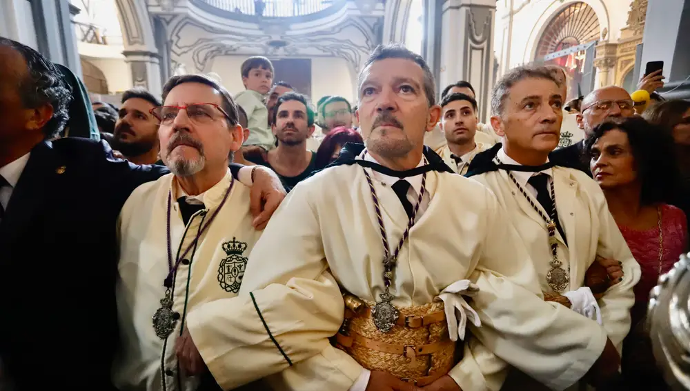 El actor, Antonio Banderas, participando de la procesión de la Cofradía de la Virgen de Lágrimas y Favores en Málaga