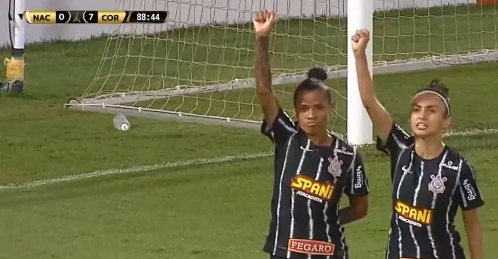 El festejo de Grazi tras las protestas por racismo