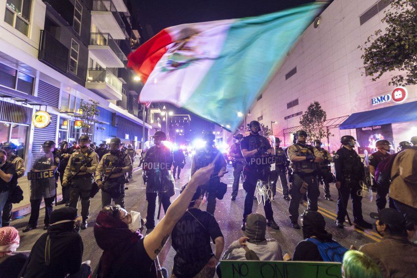 Protesta en Los Ángeles contra las redadas contra migrantes