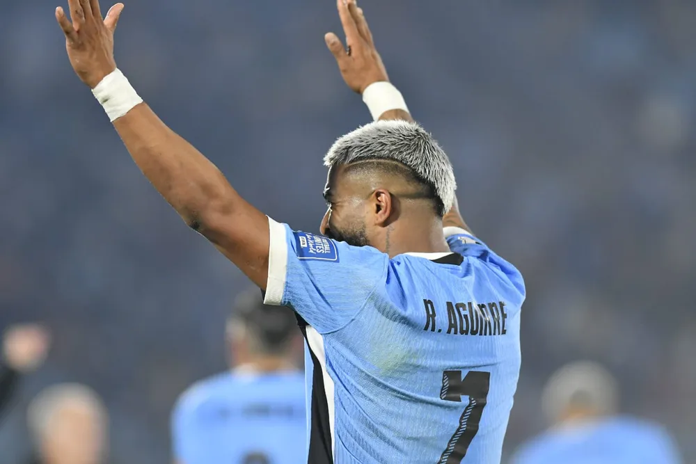 Rodrigo Aguirre celebra su gol para Uruguay ante Venezuela por Eliminatorias