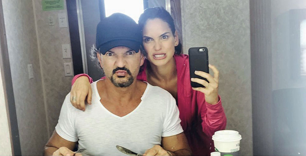 Ricardo Arjona junto a su hija Adria