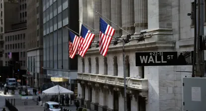 Wall Street cierra al alza tras reconsiderar temores de recesión en EEUU