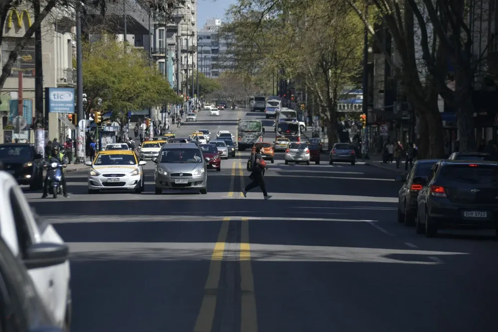 Tráfico por la avenida 18 de Julio