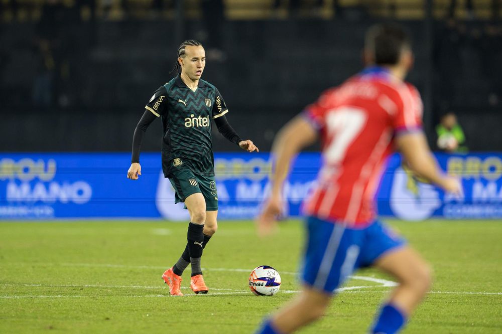 Diego Laxalt de Peñarol ante Central Español por el Torneo Intermedio