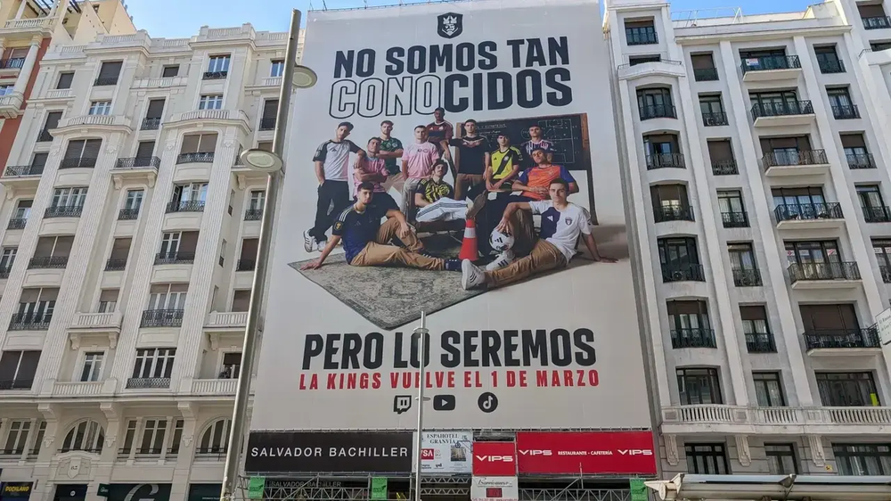 El cartel promocional de la King´s League en la Gran Vía.