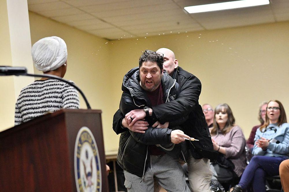 El momento en que la congresista Ilhan Omar fue atacada.