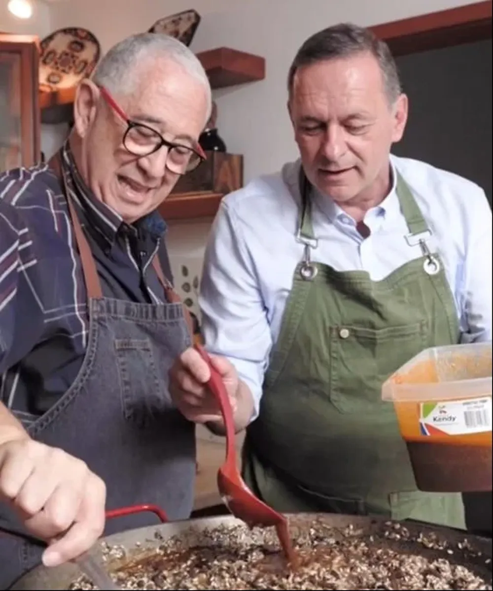 El cocinero y el precandidato blanco cocinan un risotto por una promesa