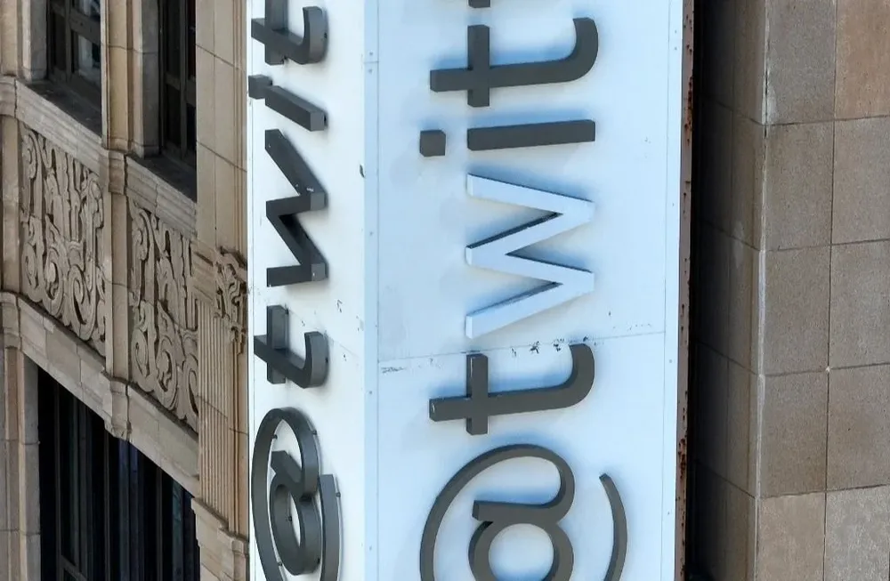 El responsable de redes sociales de la emisora, Christian Gillinger, detalló que necesitamos concentrar y fijar las prioridades de la presencia en línea de SR, y los cambios que realizó Twitter en este año y se hicieron menos importante para nosotros.