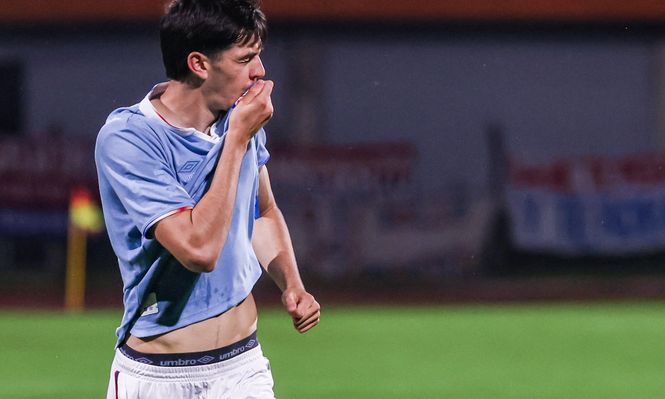 Gonzalo Petit festeja su gol en Rivera