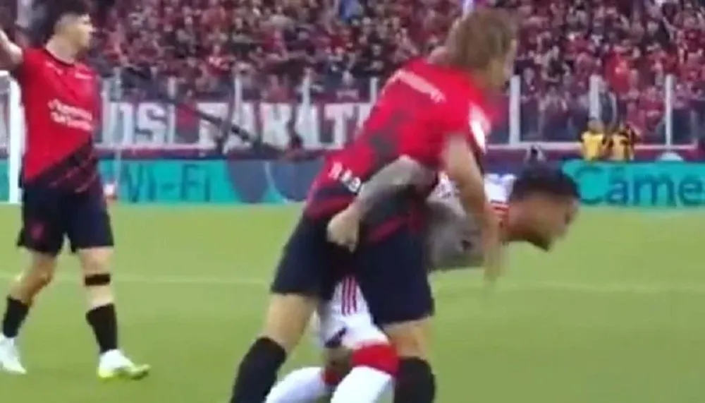 Canobbio y Bustos en un forcejeo que terminó en tocamientos improcedentes