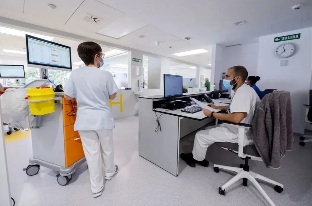 Sanitarios con mascarilla en el Hospital General Universitario Gregorio Marañón