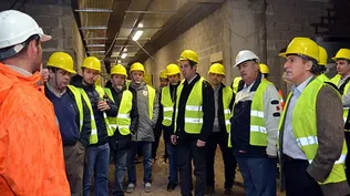 El Nono Giuria, de casco blanco, y toda la comitiva de la AUF escuchan cómo van las obras